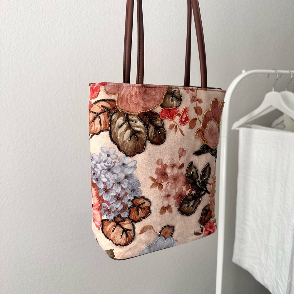 Vintage Floral Beaded Tote Bag - Picture 4 of 17